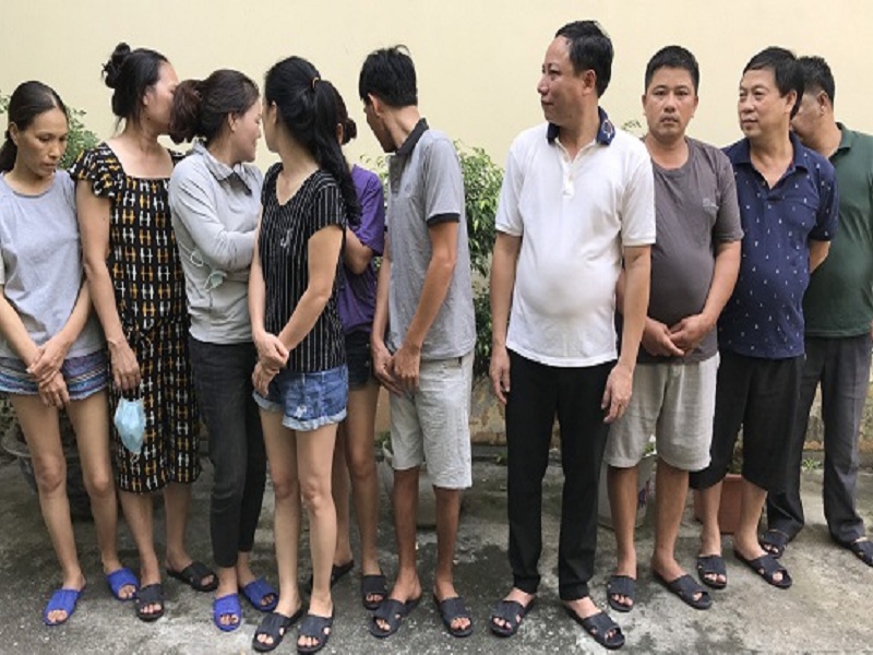 Bắt quả tang 12 đối tượng tham gia đánh bạc tại Quảng Ninh