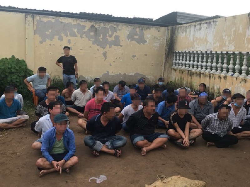 Công an quận Bình Tân triệt phá sới gà 'khủng' tại bãi đất 1 ha