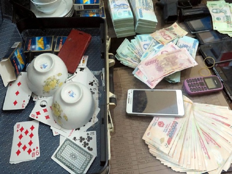 Bắt 11 người tham gia đánh bạc, cướp tài sản, bắt giữ người trái pháp luật