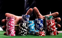 Bắt giữ 18 đối tượng có hành vi tham gia đánh bạc