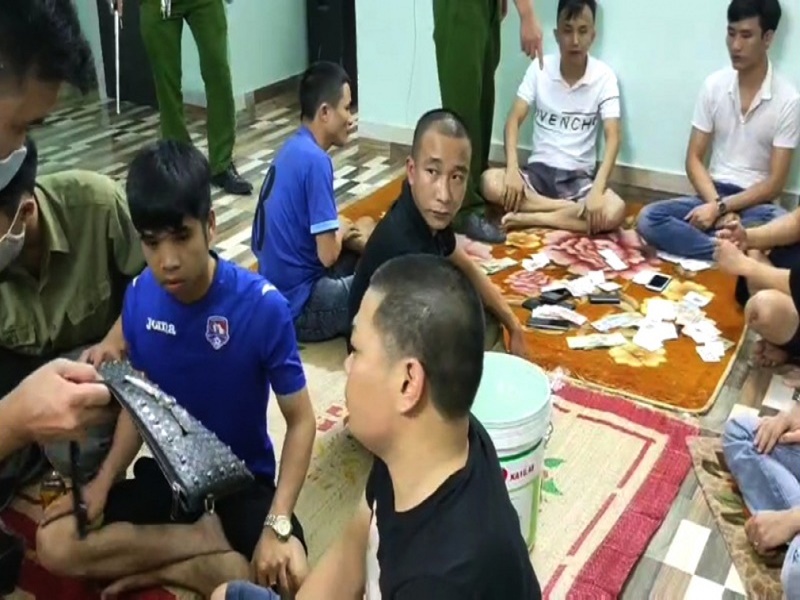Bắt quả tang 6 đối tượng đang sát phạt trên chiếu bạc tại Quảng Ninh