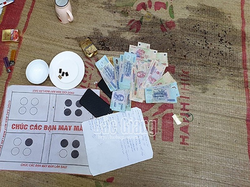 Bắc Giang: Bắt quả tang 12 đối tượng đánh bạc