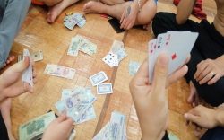 Quan huyện mất chức vì hành vi tham gia đánh bạc ăn tiền