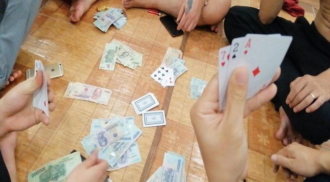 Quan huyện mất chức vì hành vi tham gia đánh bạc ăn tiền