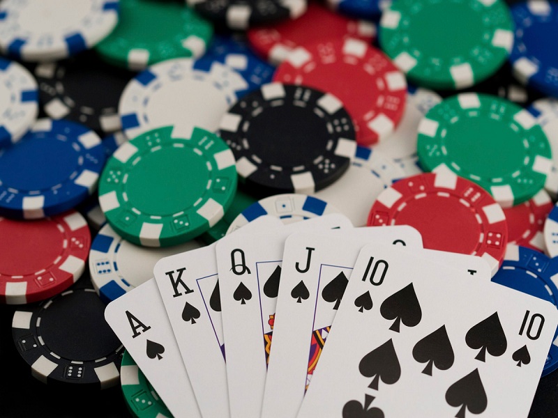 Tìm hiểu về thứ tự các vòng đặt cược trong Poker